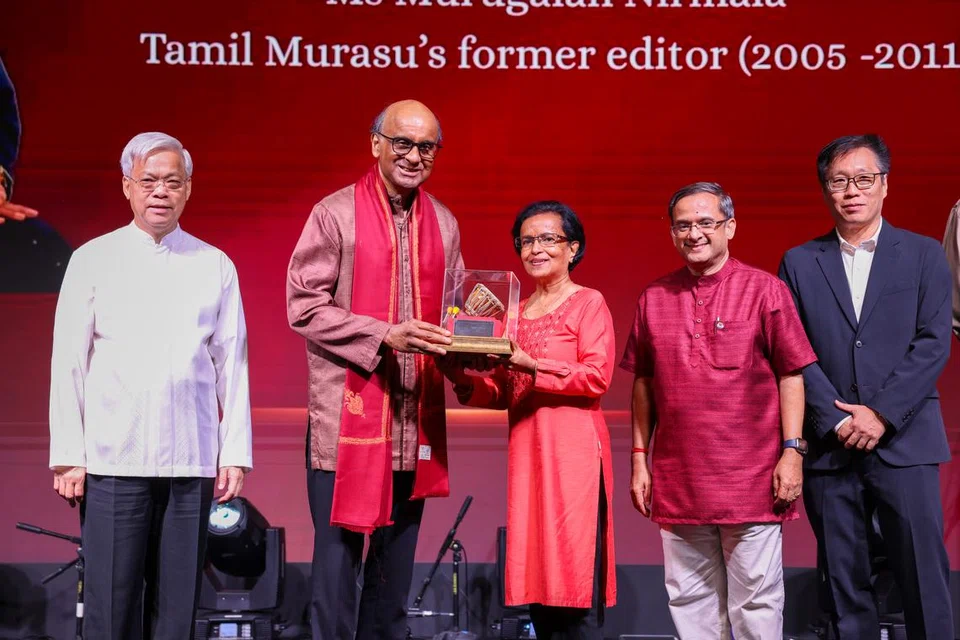 தமிழ் முரசின் 90ஆம் ஆண்டுநிறைவு விழாவில் அதிபர் தர்மன் சண்முகரத்னத்திடம் பரிசு பெறும் முருகையன் நிர்மலா (வலமிருந்து மூன்றாமவர்),  2005 முதல் 2011 வரை தமிழ் முரசின் ஆசிரியராகச் செயல்பட்டார். 