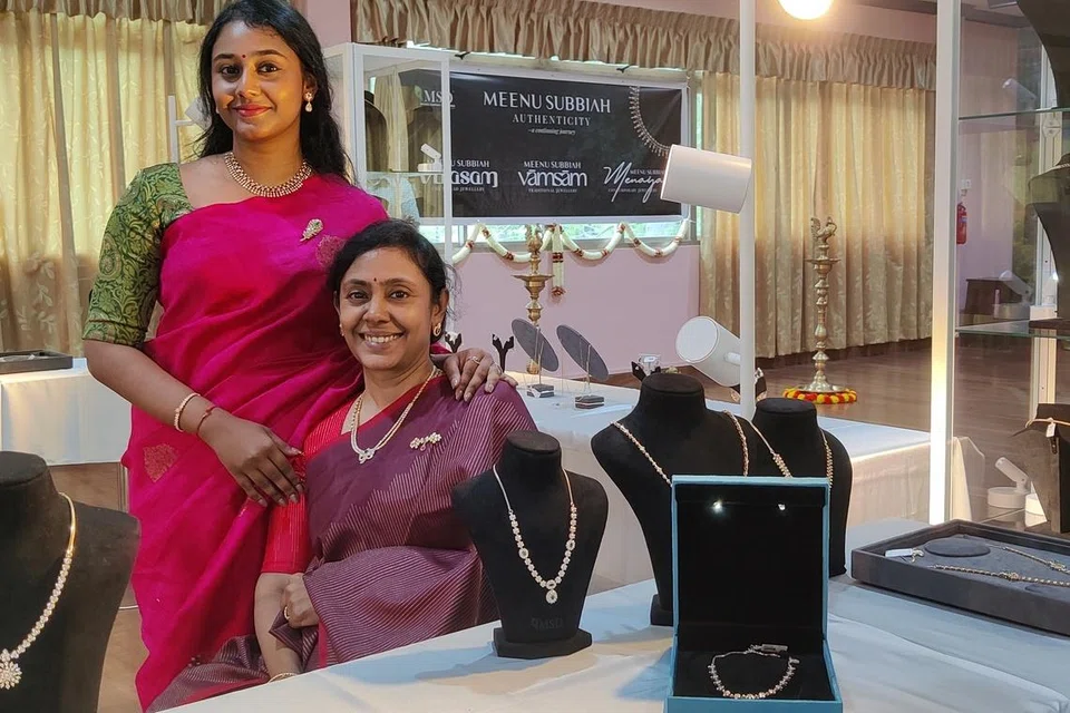 தம் மகள் அதித்தியுடன் மீனு சுப்பையா.