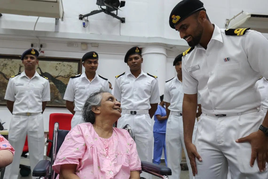 ஸ்ரீ நாராயண மிஷன் மூத்தோருக்கு உணவளித்த இந்தியக் கடற்படை வீரர்கள்