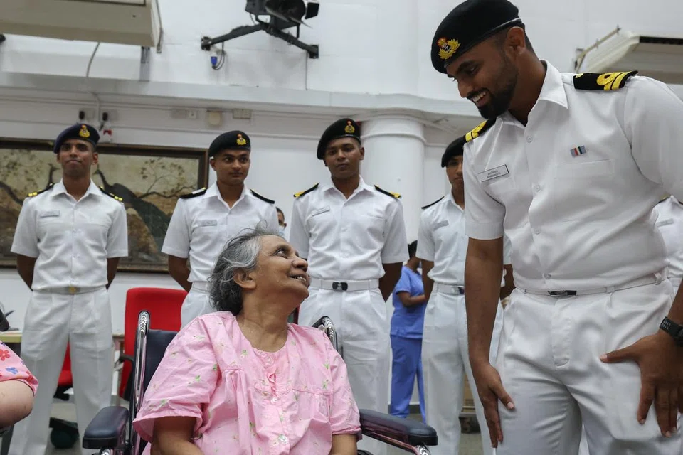 ஸ்ரீ நாராயண மிஷன் மூத்தோருடன் உரையாடும் இந்தியக் கடற்படை வீரரான லெப்டினென்ட் ரா நி‌‌‌ஷாந்த்.