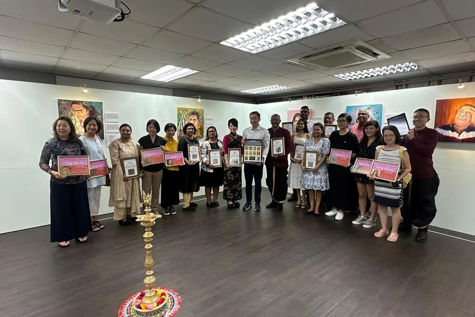 கண்காட்சியில் பங்கேற்ற சிலருடன் சிறப்பு விருந்தினர் எரிக் சுவா.