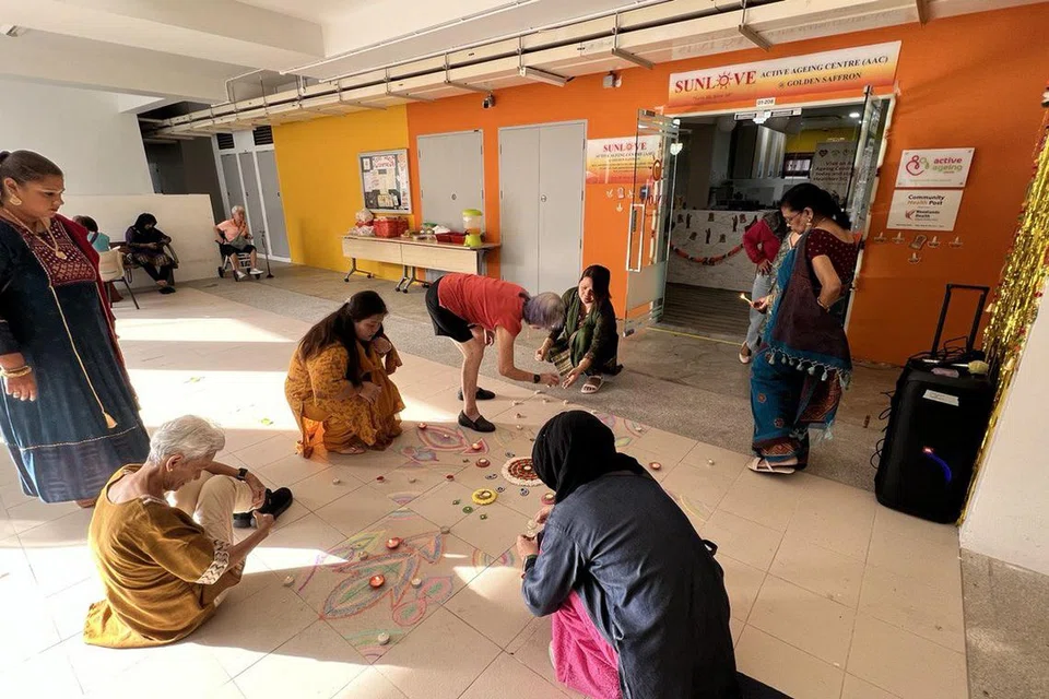 உட்லண்ட்ஸ் சர்க்கிள் வீவக புளோக் ஒன்றின் கீழ்த்தளத்தில் அமைந்துள்ள கோல்டன் சஃப்ரான் துடிப்பாக மூப்படைதல் நிலையத்தில் தீபாவளிக் கொண்டாட்டம்.