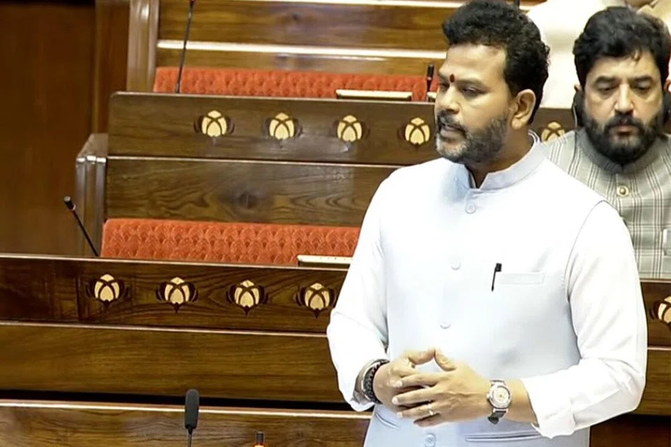 இந்திய நாடாளுமன்ற மக்களவையில் விளக்கமளித்த மத்திய பொது விமானப் போக்குவரத்துத் துறை அமைச்சர் ராம் மோகன் நாயுடு.