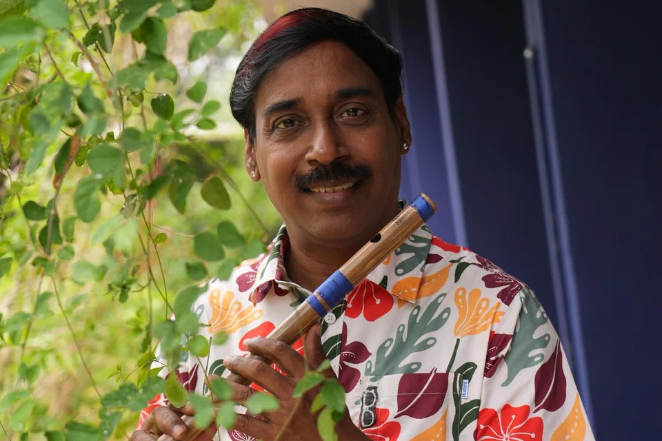 சிங்கப்பூரின் உயரிய விருதான கலாசாரப் பதக்கத்தை வென்ற முதல் இந்திய செவ்விசைக் கலைஞர் முனைவர் கானவினோதன் ரத்னம். 