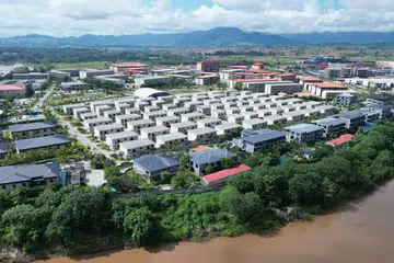 மியன்மாரின் கிழக்குப் பகுதியில் மாயாவடி நகரம். ‘கெகெ’ வர்த்தகப் பூங்காவைக் காட்டும் இப்படம்  தாய்லாந்தின் ‘மெ சொட்’ மாவட்டம் அமைந்துள்ள ‘தக்’ எல்லைப் பகுதியிலிருந்து இவ்வாண்டு செப்டம்பர் மாதம் வான்வழியில் எடுக்கப்பட்டது. 