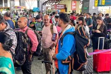 எச்​1பி விசா கட்டண உயர்வு விவகாரம் காரணமாக இந்​திய இளையர்​களும் இளம்​பெண்​களும் திரு​மணத்தை ரத்து செய்​து​விட்டு அமெரிக்கா​ திரும்புவதாக இந்தியச் செய்திகள் கூறுகின்றன.