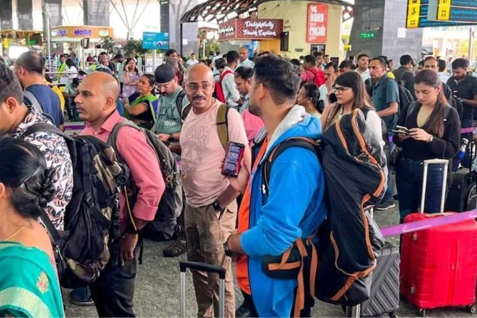 எச்​1பி விசா கட்டண உயர்வு விவகாரம் காரணமாக இந்​திய இளையர்​களும் இளம்​பெண்​களும் திரு​மணத்தை ரத்து செய்​து​விட்டு அமெரிக்கா​ திரும்புவதாக இந்தியச் செய்திகள் கூறுகின்றன.