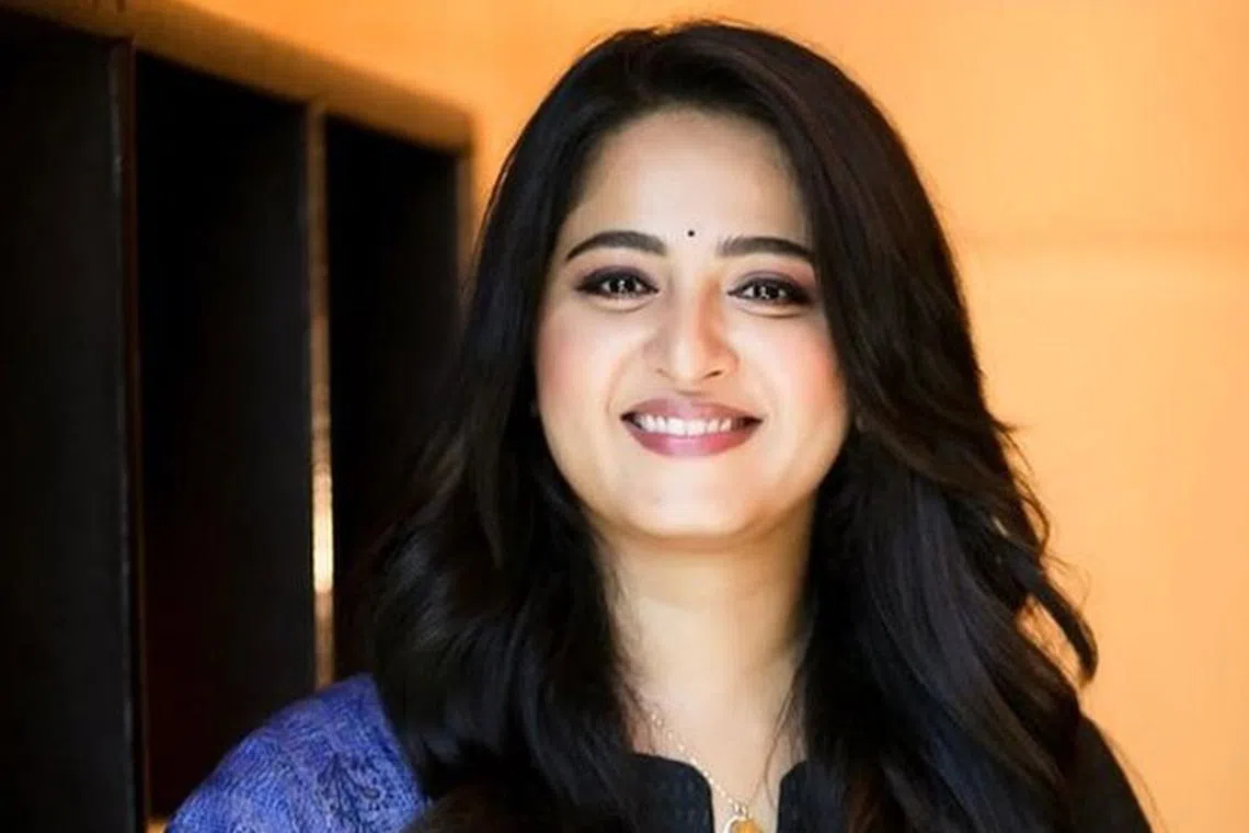 நாற்பது விபத்துகளை ஏற்படுத்திய அனுஷ்காவின் அழகுப் பதாகை