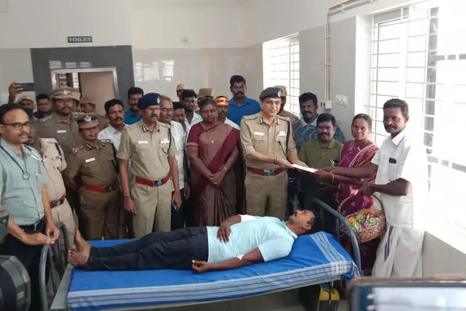 நாமக்கல் அரசு மருத்துவக் கல்லூரி மருத்துவமனையில் சிகிச்சை பெறும், கொள்ளையர்களால் தாக்கப்பட்ட மல்லசமுத்திரம் உதவி காவல் ஆய்வாளர் ரஞ்சித்குமாரின் குடும்பத்தினரிடம் வெகுமதியை வழங்கும் தமிழக காவல்துறை இயக்குநர் சங்கர் ஜிவால்.