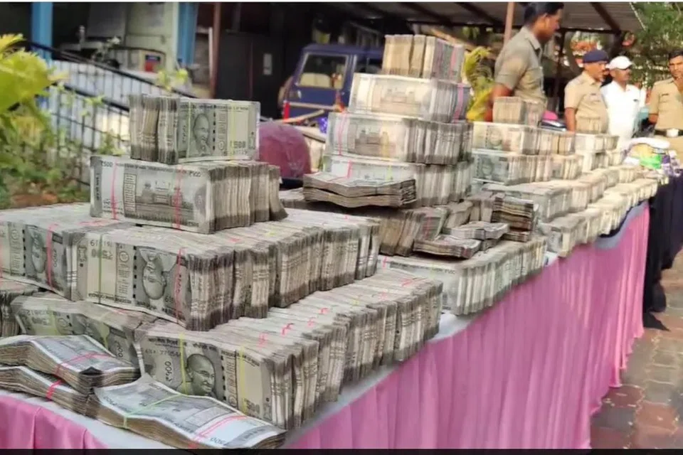 கர்நாடக காவல்துறை, ரூ 5.60 கோடி மதிப்பிலான ரொக்கம், 3 கிலோ தங்கம், 103 கிலோ வெள்ளி நகைகள், 68 வெள்ளிக் கட்டிகளை பறிமுதல் செய்துள்ளது.