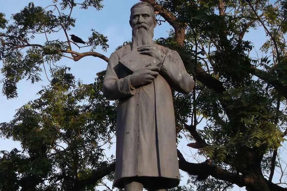 சென்னை மெரினா கடற்கரையில் ராபர்ட் கால்டுவெல்லின் சிலை.