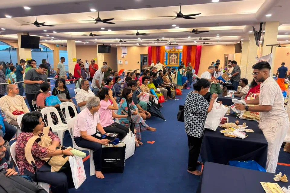 ‘உத்வாசனம்’ சேகரிப்பு இயக்கத்தில் தங்களிடமிருந்த தெய்வப் படங்களையும் சிலைகளையும் ஒப்படைக்கும் பொதுமக்கள்.