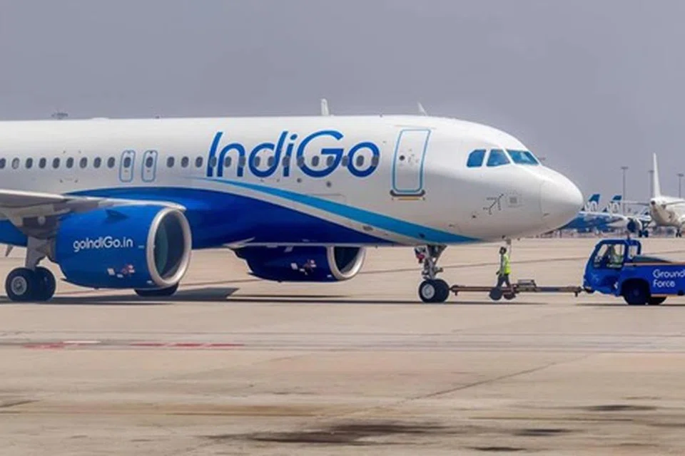 இண்டிகோ விமானத்தில் 68 பயணிகள், 5 பணியாளர்கள் உட்பட 73 பேர் இருந்தனர்.