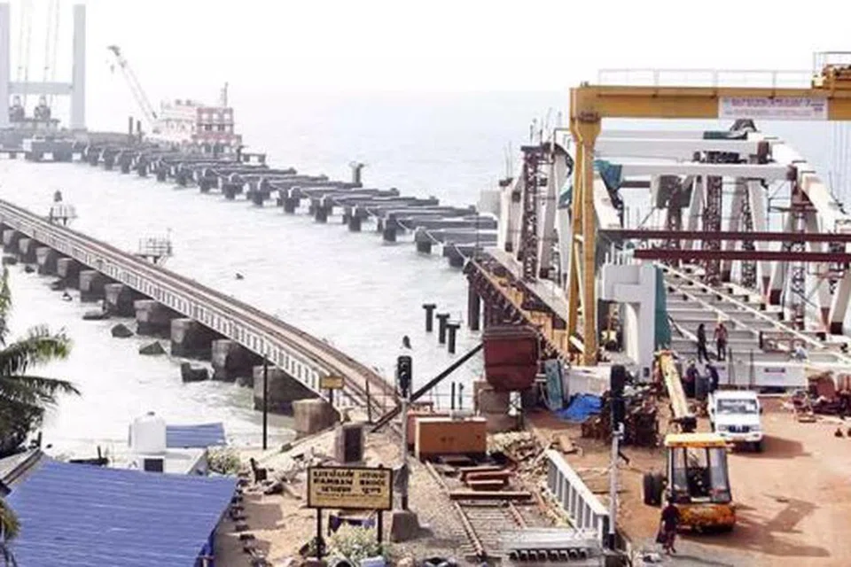 பாம்பன் பாலத்தின் அனைத்து பணிகளையும் வேகமாக முடிக்க அதிக அளவில் பணியாளர்கள் நியமிக்கப்பட்டுள்ளன.