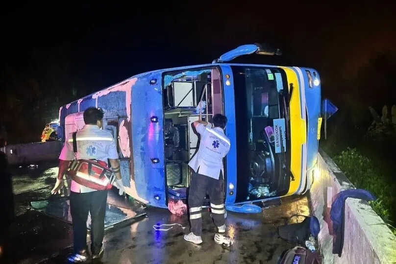 தாய்லாந்தில் சுற்றுலாப் பேருந்து கவிழ்ந்து 12 வெளிநாட்டவர் காயம்