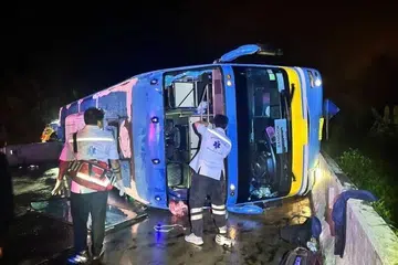 தாய்லாந்தில் விபத்துக்குள்ளான சுற்றுலாப் பேருந்து.