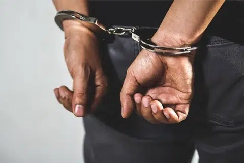 பிடிபட்ட குற்றவாளிகள் ‘பாம்பிஹா’ என்ற பிரபல குற்றக் கும்பலைச் சேர்ந்த ஜஸ்ப்ரீத் சிங், அஜய் சிங் மற்றும் பவன்தீப் சிங் என அடையாளம் காணப்பட்டுள்ளனர்.