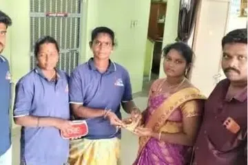 கண்டெடுத்த நகைக்கு ஆசைப்படாமல் அதனைத் தொலைத்தவர்களிடம் ஒப்படைத்த பெண்கள்.