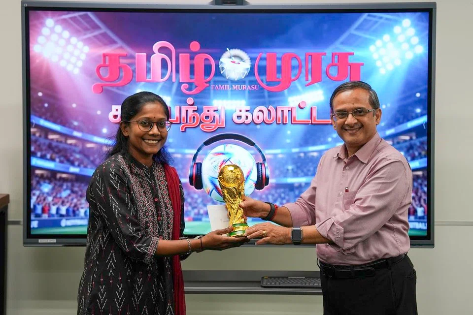 உலகக் கிண்ணக் காற்பந்துப் போட்டியின் மாபெரும் வெற்றியாளரைச் சரியாக ஊகித்து $250 பெறுமானமுள்ள ‘டிகாத்லான்’ பற்று அட்டை, மாதிரி உலகக் கிண்ணம், உலகக் கிண்ணப் போட்டிக்காக வடிவமைக்கப்பட்ட காற்பந்தின் மாதிரி ஆகியவற்றைத் தட்டிச் சென்ற தாமரை முத்தையன். பரிசுகளை வழங்கினார் தமிழ் முரசு ஆசிரியர் த.ராஜசேகர்.