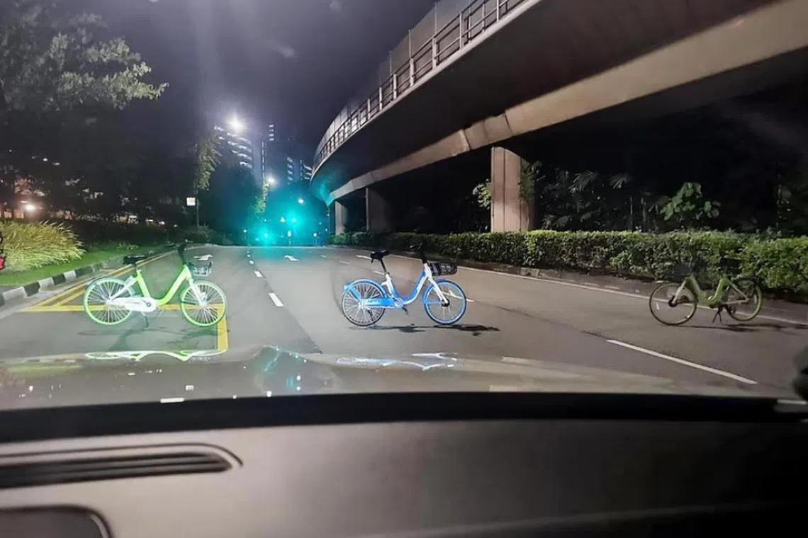 சாலையை மறித்து மிதிவண்டிகள்: இரு பதின்ம வயதினர் கைது