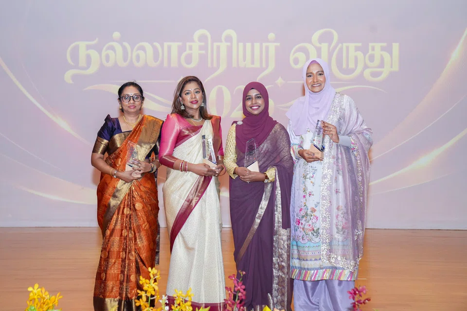 இவ்வாண்டு நல்லாசிரியர் விருது பெற்ற (இடமிருந்து) அண்டர்சன் சிராங்கூன் தொடக்கக் கல்லூரித் தமிழாசிரியர் கலைவாணி இளங்கோ, ஃபூஹுவா தொடக்கப்பள்ளித் தமிழாசிரியர் அ. சுமதி, கேஷுவரினா தொடக்கப்பள்ளி மூத்த தமிழாசிரியர் நஸிமா பானு, கிரெஸ்ட் உயர்நிலைப்பள்ளித் தமிழாசிரியர் ரைஹானா பீவி.