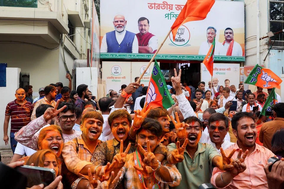 மேற்கு வங்க வாக்கு எண்ணிக்கையின்போது பாஜக தொடர்ந்து முன்னிலை பெற்று வந்த நிலையில் கோல்கத்தாவில் அக்கட்சியின் தொண்டர்கள் கொண்டாட்டத்தில் ஈடுபட்டனர்.