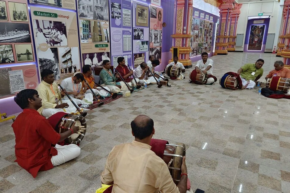 நிஜ மழையுடன், பிரபல செவ்விசைப் பாடகர் சீர்காழி சிவசிதம்பரமும் பன்னிரண்டு இசைக்கலைஞர்களும், வந்திருக்கும் பக்தர்கள் மீது இசைமழை பொழிந்தனர். படம்: கி.ஜனார்த்தனன் 