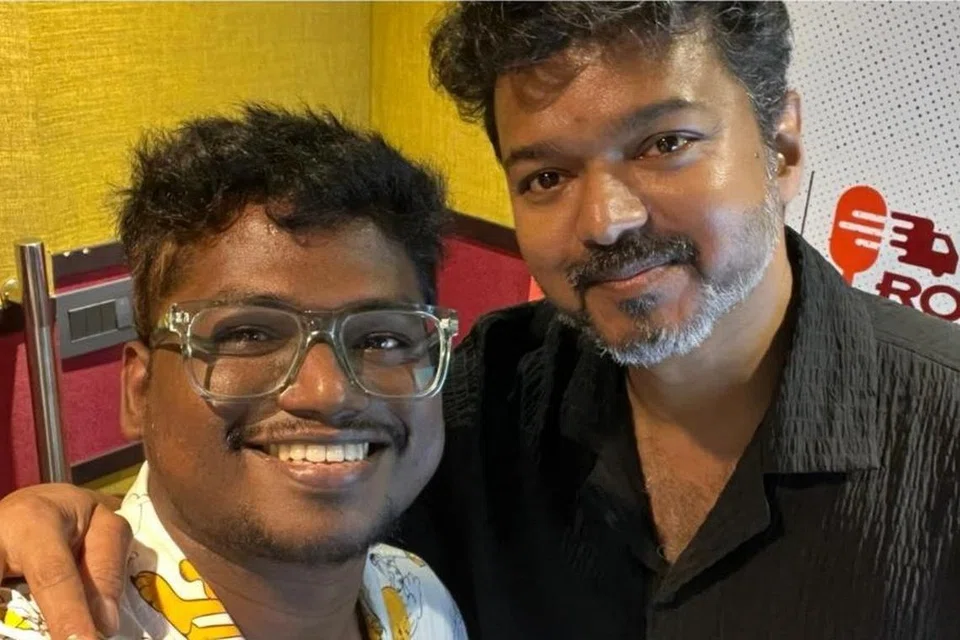 தமிழக வெற்றிக்கழகத்தின் கொள்கைப் பாடலை இயற்றி, இசையமைத்துப் பாடிய அறிவுடன் விஜய்.