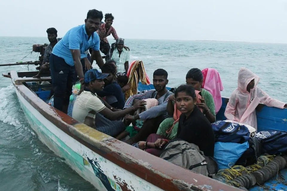 போரின்போது, செல்லுபடியாகும் பயண ஆவணங்கள் இன்றி இந்தியாவுக்குச் சென்று, பின்னர் அகதிகளாகப் பதிவு செய்யப்பட்ட ஈழத் தமிழர்கள் நாடு திரும்ப இலங்கை அமைச்சரவை ஒப்புதல் அளித்துள்ளது.
