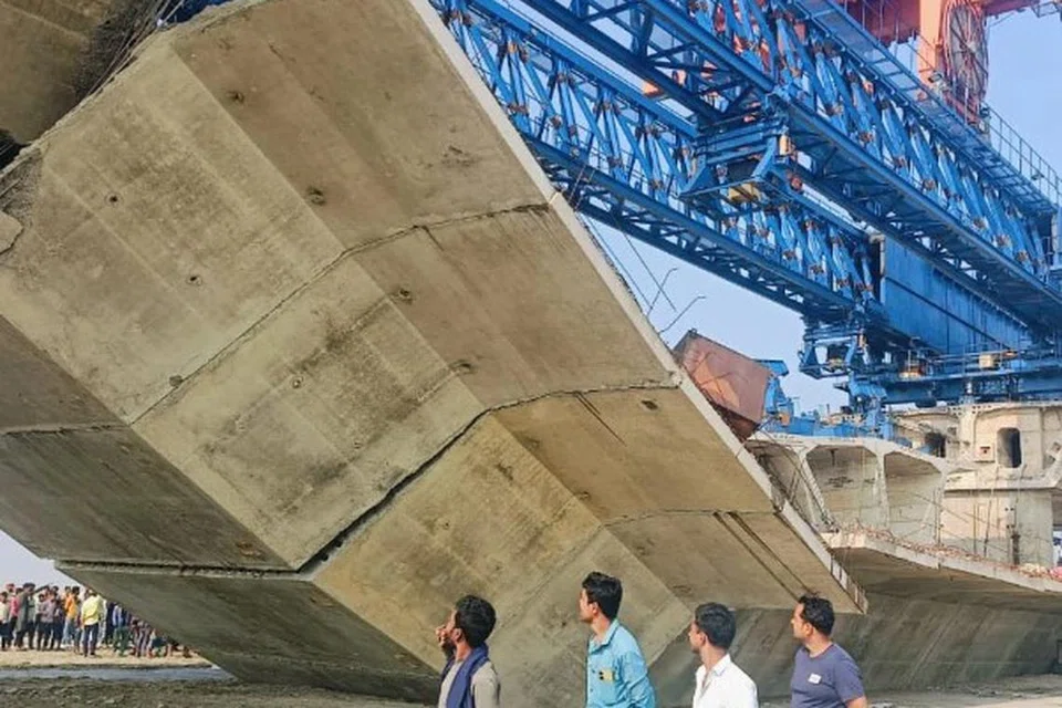 பாலம் இடிந்து விழுந்ததில் 30 தொழிலாளர்கள் சிக்கினர்.