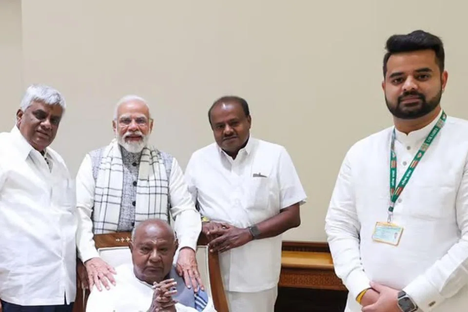 முன்னாள் பிரதமர் தேவகவுடாவுடன் (அமர்ந்திருப்பவர்) பிரதமர் நரேந்திர மோடி, எச்.டி. ரேவண்ணா (இடக்கோடி), குமாரசாமி, பிரஜ்வல் ரேவண்ணா (வலக்கோடி). 