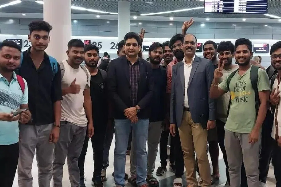 கம்போடியாவில் ஆட்கடத்தல் கும்பலால் கொடுமைப்படுத்தப்பட்ட ஆந்திர மாநில இளையர்கள் 25 பேர் பத்திரமாக விசாகப்பட்டினம் திரும்பினர்.