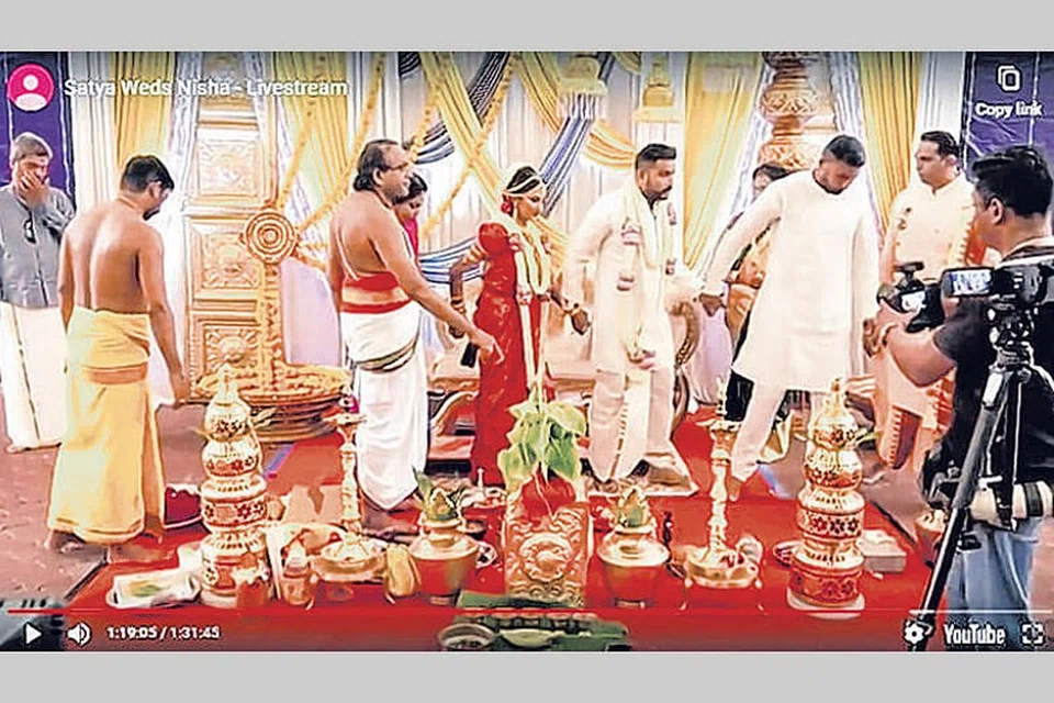 உள்­ளூர் தொலைக்­காட்சி நாட­க­உ­தவி இயக்­கு­ந­ரும் நடி­க­ரு­மான 30 வயது சத்­தி­ய­மூர்த்தி, தொலைக்­காட்சி நடி­கை­யான 30 வயது நிஷா­வின் திரு­ம­ணம் ஸ்ரீ வைரா­வி­மட காளி­யம்­மன் ஆல­யத்­தின் சந்­நி­தி­யில் நேற்று நடை­பெற்­றது. காலை 10 மணி முதல் 11.30 வரை  நடை­பெற்ற இத்­தி­ரு­ம­ணத்தை இரு­வ­ரது பெற்­றோர் உட்­பட கிட்­டத்­தட்ட 2,400 பேர் நேர­லை­யில் கண்­டு­க­ளித்­த­னர். படம்: கந்தன் ஜெய்