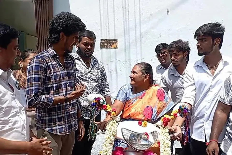 தன்னிடம் உதவி கேட்ட உடற்குறையுள்ள பெண்ணுக்கு இருசக்கர வாகனம் வழங்கி அப்பெண்ணின் எட்டு ஆண்டுக் கனவை நிறைவேற்றிய பாலா.