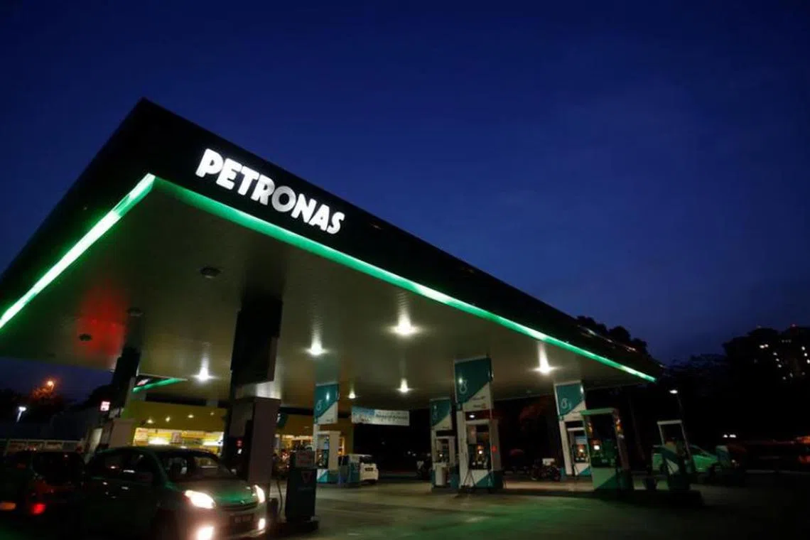மலேசியா: எரிபொருளுக்குக் கூடுதல் கட்டணம் செலுத்தவுள்ள வெளிநாட்டவர்கள்