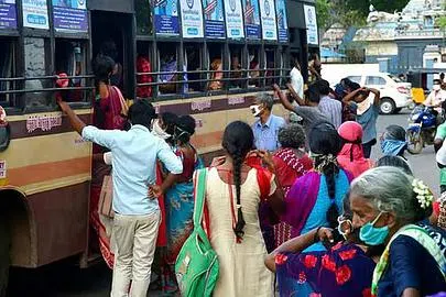 ஆண்களுக்கும் இலவசப் பேருந்துப் பயணம்: போக்குவரத்துக் கழகங்கள் முடங்கும் எனத் தொழிற்சங்கங்கள் எச்சரிக்கை