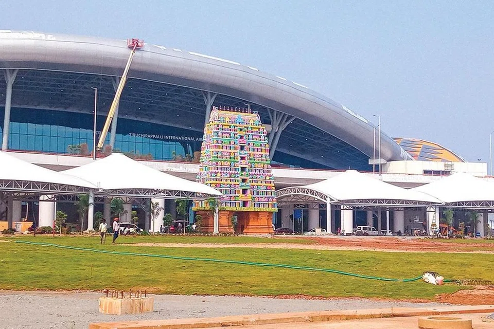 திருச்சி விமான நிலைய புதிய முனையத்தின் முகப்புப்பகுதி.