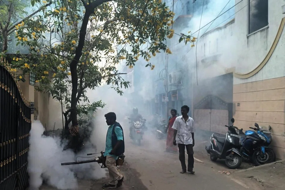 தமிழகம் முழுவதும் கொசு மருந்து அடிக்கும் பணி தீவிரமடைந்துள்ளது.