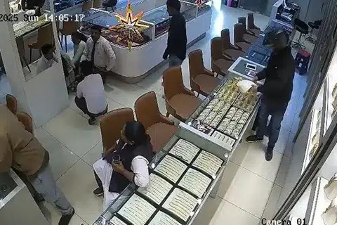 நகைக்கடையில் கண்காணிப்புக் கேமராவில் பதிவான காட்சி.