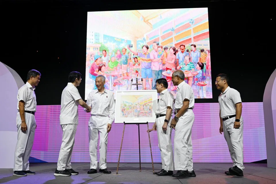 மக்கள் செயல் கட்சி விருது விழா, மாநாட்டில் (இடமிருந்து) கல்வி அமைச்சர் சான் சுன் சிங், பிரதமர் லாரன்ஸ் வோங், மூத்த அமைச்சர் லீ சியன் லூங், துணைப் பிரதமர் ஹெங் சுவீ கியட், சமுதாய, குடும்ப மேம்பாட்டு அமைச்சர் மசகோஸ் ஸுல்கிஃப்லி, தேசிய வளர்ச்சி அமைச்சர் டெஸ்மண்ட் லீ.