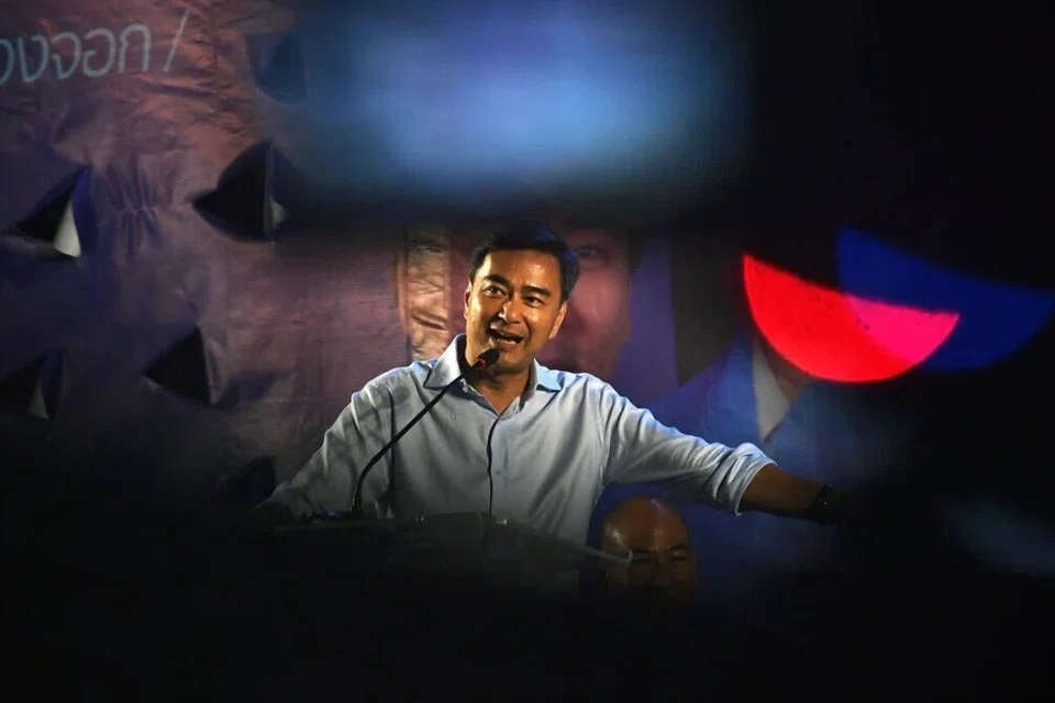 திரு அபிசிட், 2008ஆம் ஆண்டுமுதல் 2011வரை தாய்லாந்தின் பிரதமராக இருந்தார். உலகளாவிய நிதி நெருக்கடியின்போது அவர் நாட்டை வழிநடத்தினார். 