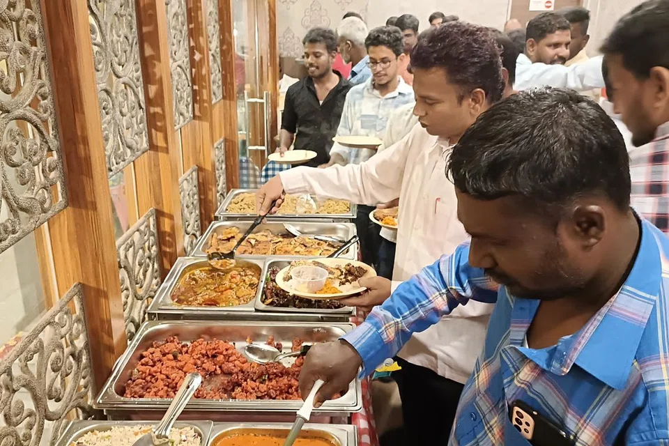 அறுசுவை உணவை உண்ட வெளிநாட்டு ஊழியர்கள்.