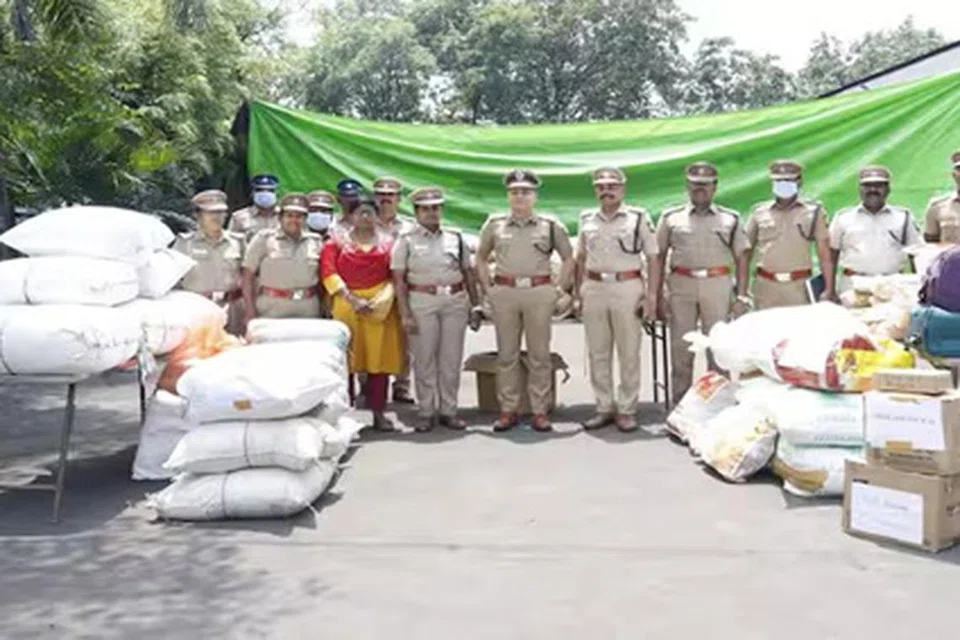 மருத்துவக் கழிவுப்பொருள்களை எரித்து அழிக்கும் இடத்தில், தஞ்சாவூர் டிஐஜி ஜியாவுல் ஹக் முன்னிலையில் கஞ்சாவை அழிக்கும் பணி நடைபெற்றது.