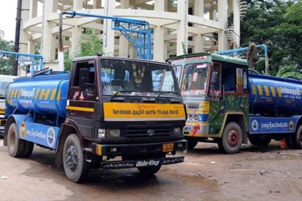 குடிநீர் விநியோகிக்கும் லாரி.