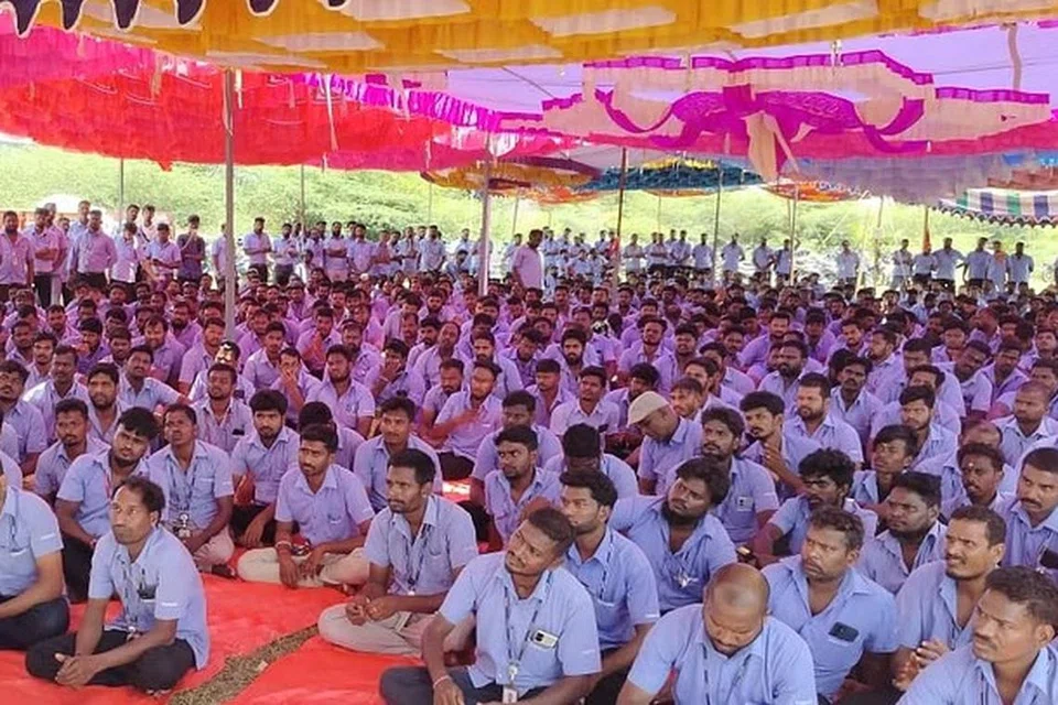 போராட்டத்தில் ஈடுபட்டுள்ள தொழிலாளர்கள்.
