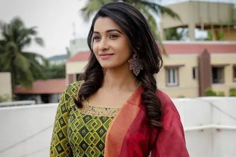  பிரியா பவானி சங்கர்.