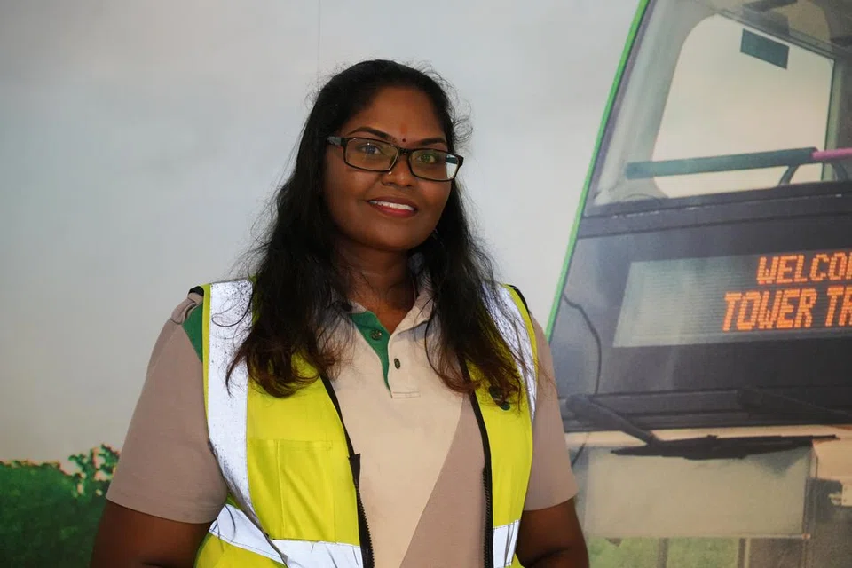 சிங்கப்பூரின் டவர் டிரான்சிட்டில் பேருந்து ஓட்டுநராக இருந்த காலஞ்சென்ற கணவர் நவீனின் கனவுகளை நனவாக்கும் ஒரே இலக்குடன் அனுதினமும் ஜோகூரிலிருந்து சிங்கப்பூருக்குப் பயணம் செய்கிறார் திருமதி சுபாஷினி சந்தனம்.