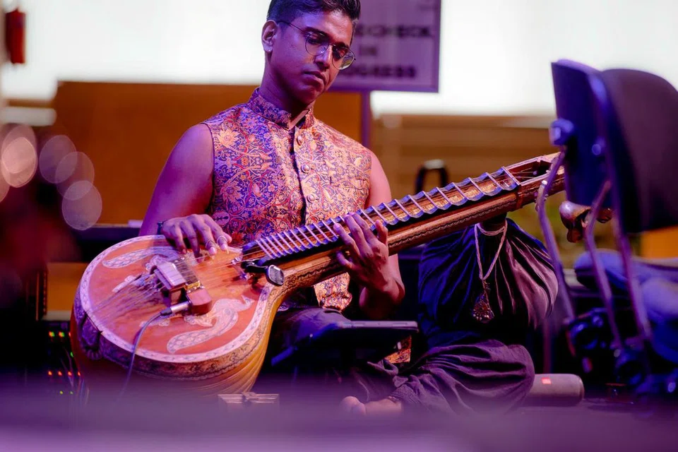 வீணை இசைக்கலைஞர் மாதவன் கலைச்செல்வன்.