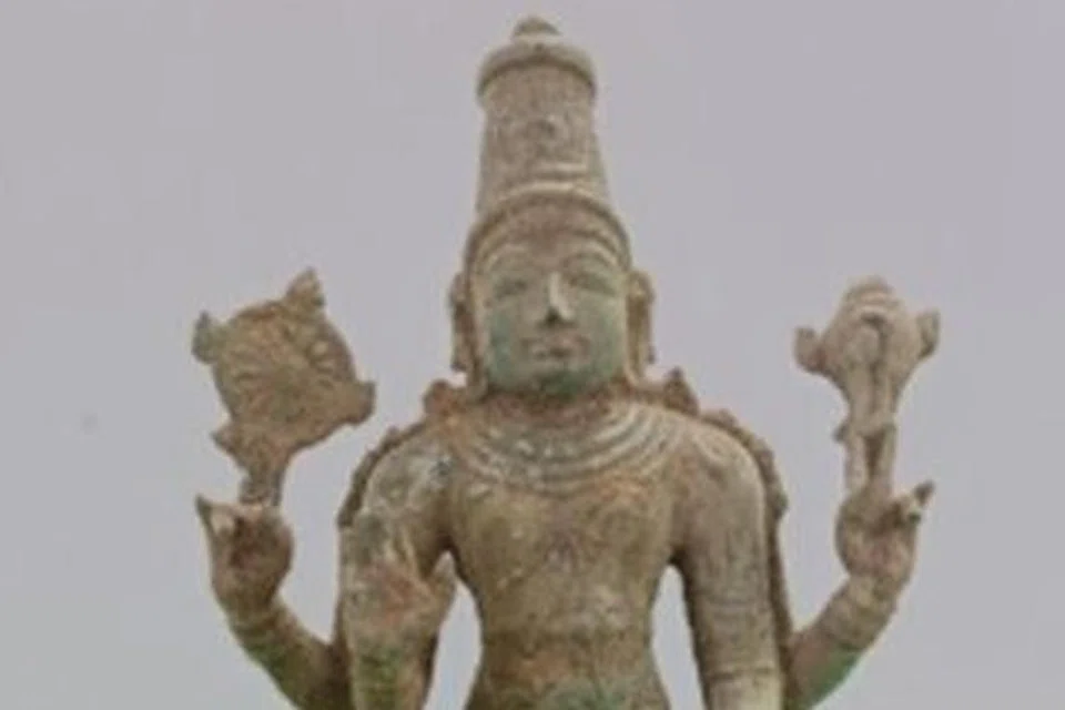 12 ஆண்டுகளாக மறைத்து வைத்து விற்க முயன்ற 2.5 அடி உயர பெருமாள் ஐம்பொன் சிலை மீட்பு.