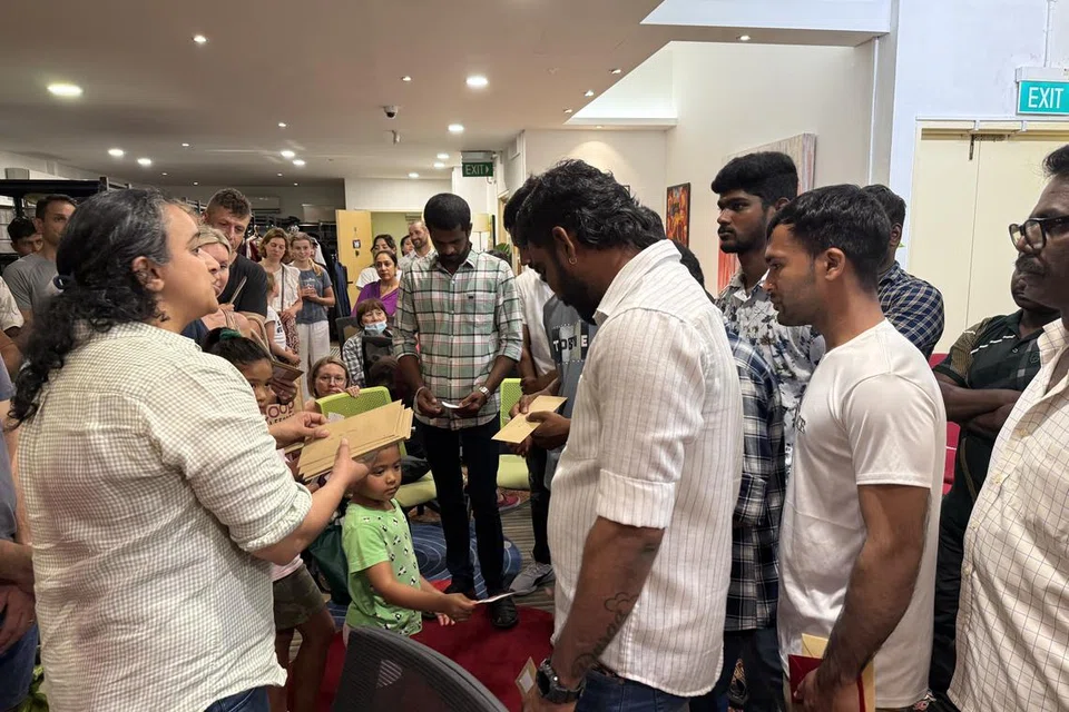 பாதிக்கப்பட்ட பெற்றோர், நண்பர்கள் பலரும் ஒன்றாக இணைந்து வெளிநாட்டு ஊழியர்களுக்குப் பண உறைகள் வழங்கி நன்றி தெரிவித்தனர்.